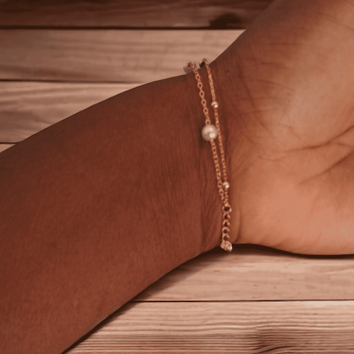Bracciale con due catene in argento placato oro con perle - C&G di Caprice Toungui