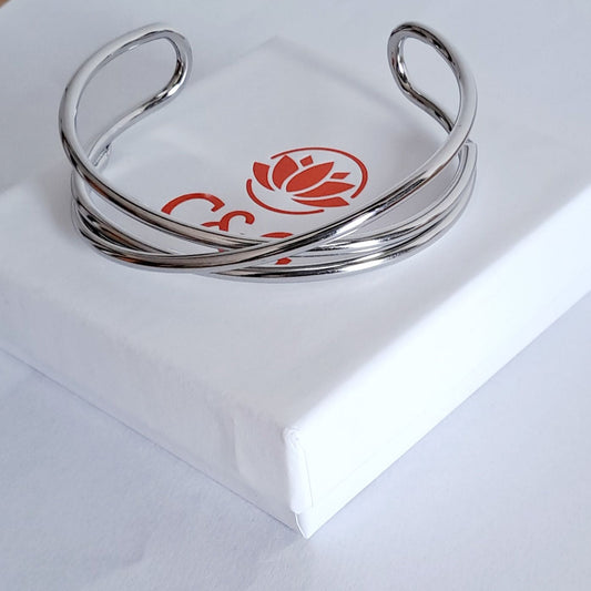 Bracciale rigido regolabile