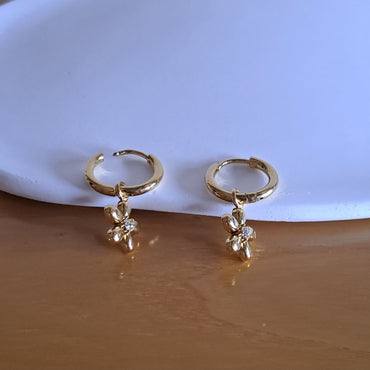 Orecchini con pendente a forma di fiore - C&G di Caprice Toungui