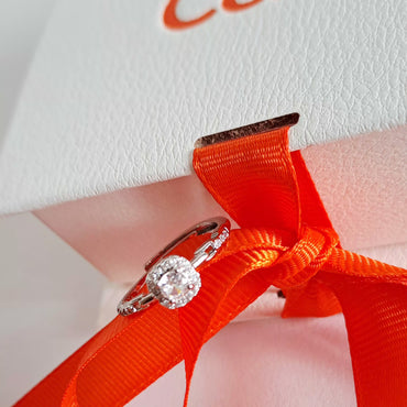 Anello fine solitario regolabile