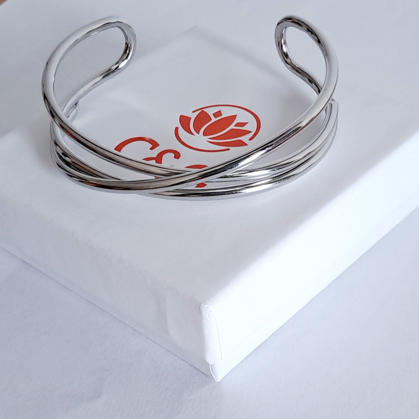 Bracciale rigido regolabile