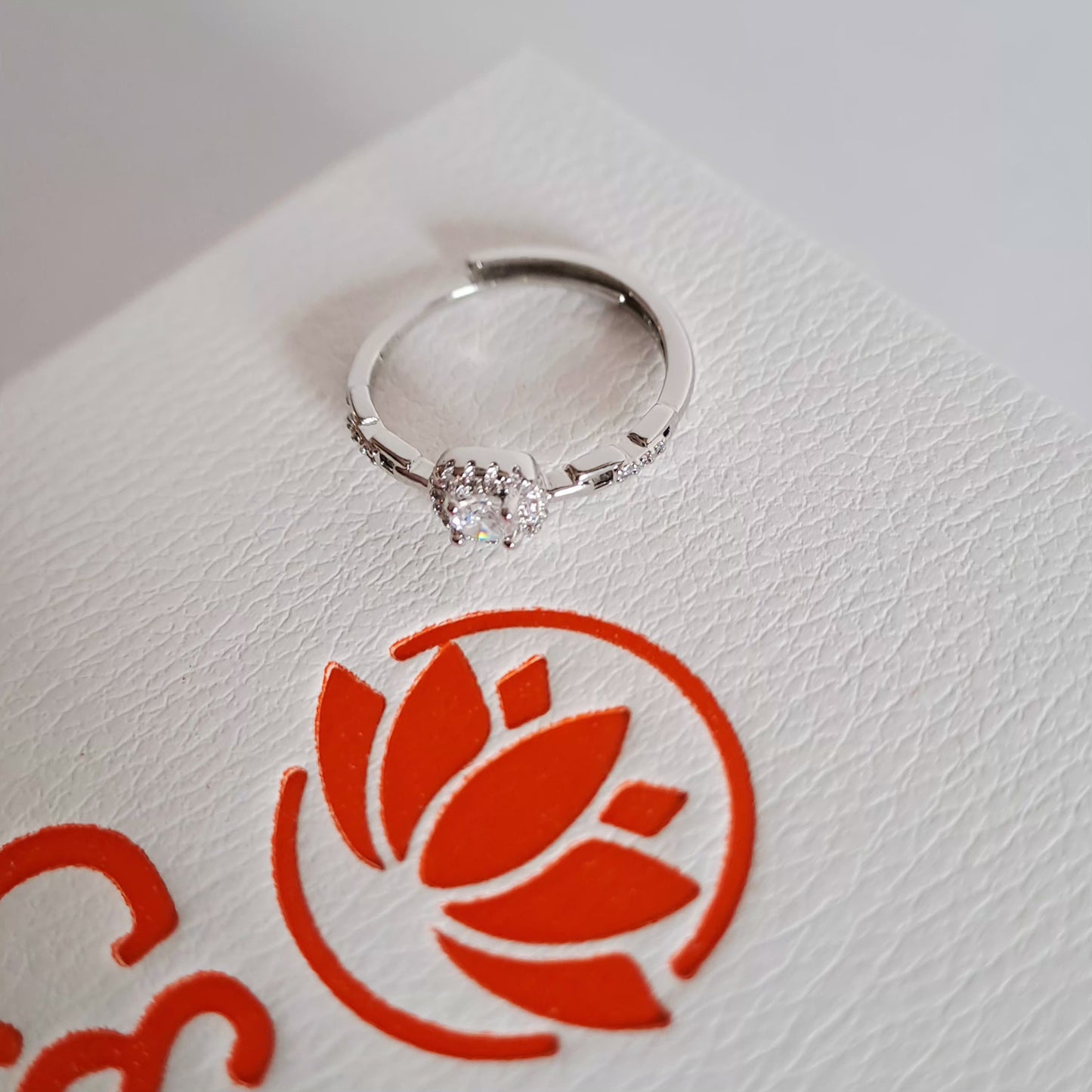 Bague solitaire fine ajustable