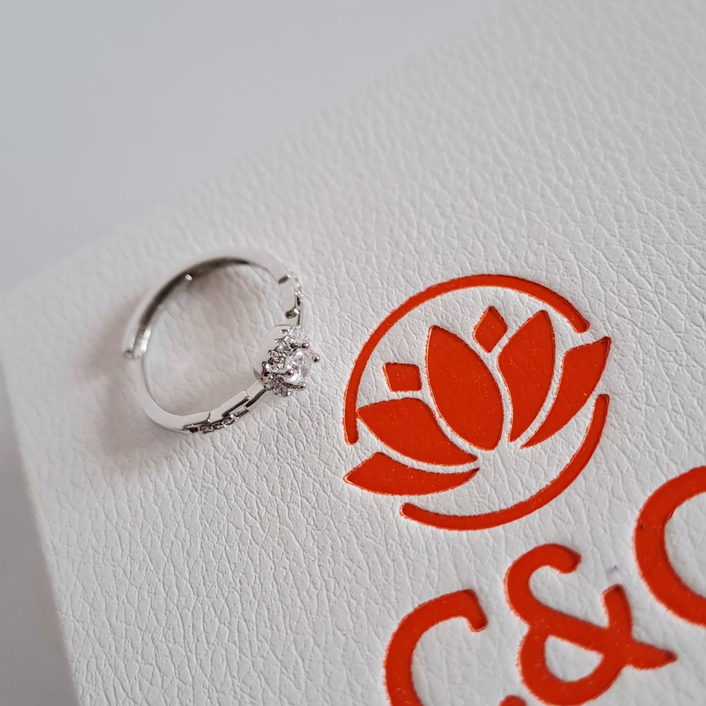 Bague solitaire fine ajustable